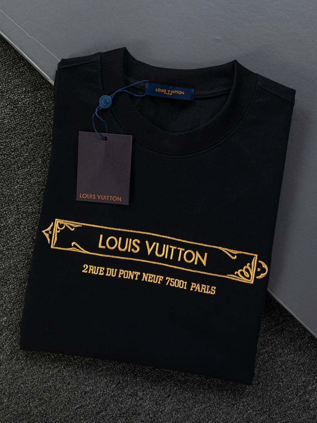 🅿️190 Louis Vuitton 1V LV lv slightly wide version S-XL LV 26ss new products are available at counters simultaneously. Multiple craftsmanship. Gold thread jacquard checkerboard letters on the chest🪡 embroidery. Round neck short-sleeved T-shirt, same style for men and women! Consigned to one-to-one creation. Synchronized with the official website, pure cotton fabrics at the counter! It is close to the skin and comfortable, durable and easy to wear. It has a classic and simple logo design and meticulous original craftsmanship. Short-sleeves, a must-have item for men, do not appear to be the same for the general public, but must be unique and eye-catching. This LV short-sleeve is all about quality, comfort, the same shape and fashion as always, including fabrics and cutting techniques. All of them have been made with great effort! 320 grams of washed pure cotton fabric, pure cotton is breathable, very refreshing and comfortable for daily wear. The rib knitting on the neckline is smooth and tight, and the neckline will not be skewed if you toss it at will. The loose version, you will find that it looks really good on the upper body. The overall is minimalist and neat, super versatile for daily use! Pair it casually with a pair of pants for a youthful look. A T-shirt will make your outfit crazy. It is a fashionable item that can never go wrong! Color: Black White Size: S-XL Size chart: S: Shoulder width 50-Bust 56-Length 70 M: Shoulder width 52-Bust 57-Length 72 L: Shoulder width 54-Bust 59-Length 74 XL: Shoulder width 56-Bust 62-Length 76
